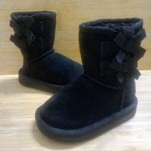 UGG KOOLABURRA Victoria Short Black Suede Leather Sherpa Pull on Bows Toddler 5